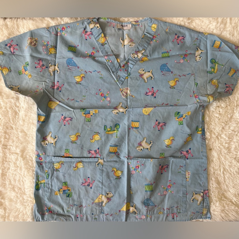 Scrub top with pockets